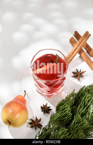 Köstlich würzigen heißen Glühwein Rotwein mit Zimt, Sternanis und Scheibe Birne in eine Karaffe und Glas serviert für einen kalten Winterabend oder festliche Christm Stockfoto