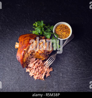 Frisch gebratene Schweinshaxe mit Senf Stockfoto