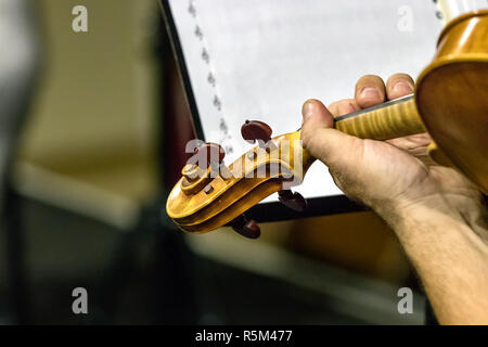 Nahaufnahme der Scroll-peg-Box einer Violine während einer Live-Performance. Stockfoto