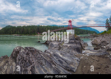 Hängebrücke über den Fluss Stockfoto