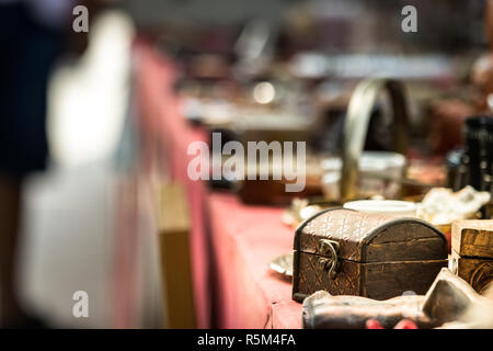 Ein kleines Retro Schmuck Holzkiste, die auf einem großen Tisch in einer Straße vintage Markt in Kroatien. Stockfoto