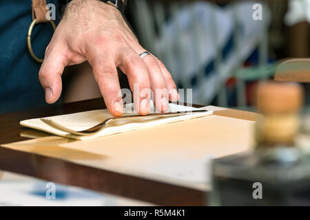 Eine männliche Kellner hand Einrichten eine Tabelle, aus der Nähe. Stockfoto