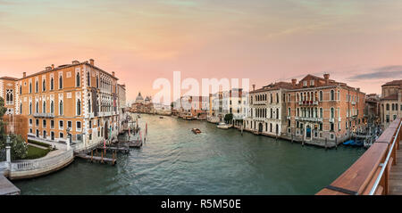 Blick auf den Grand Canal und die Basilika Santa Maria della Salute, Venedig, Italien. Stockfoto
