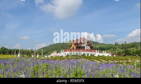 Wunderschöne Aussicht auf thailändisches Lanna Architektur mit flower garden in Chiang Mai, Thailand Stockfoto