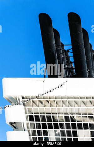 Angehängte Detail eines Schornstein in Weiß und Schwarz vor blauem Himmel Stockfoto