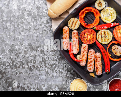 Gegrilltes Hähnchen Wurst in Grillpfanne mit Copyspace Stockfoto