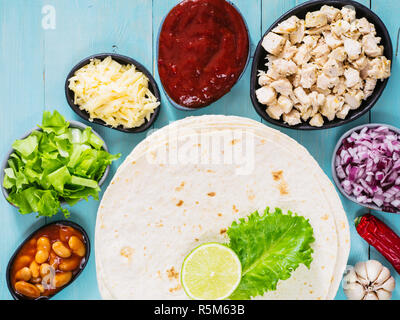 Mexikanische Tortilla mit Mischung der Bestandteile Stockfoto