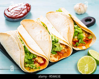 Lateinamerikanisches Essen Tacos auf Blau Holz- Hintergrund Stockfoto