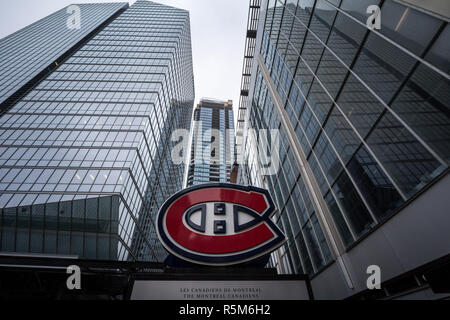 MONTREAL, KANADA - 3. NOVEMBER 2018: Montreal Canadiens logo, als Canadiens de Montreal bekannt, vor ihrem wichtigsten Arena, dem Centre Bell. Canadiens Stockfoto