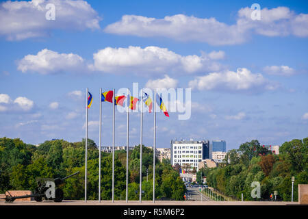 Rumänische nationale Flaggen im Wind oben auf dem Hügel in Carol Park, Bukarest, Rumänien Stockfoto