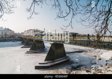 Uzhgorod Fußgängerbrücke in der Mitte der Stadt mit Eis und Schnee Stockfoto