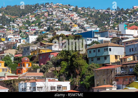 Blick über die bunten Häuser von Valparaiso in Chile Stockfoto