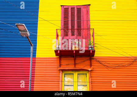 Buntes Haus im Stadtteil La Boca in Buenos Aires mit Balkon und street lamp Stockfoto