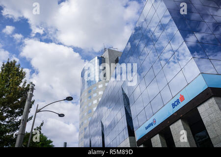September 22, 2017, Bukarest/Rumänien - Das moderne Gebäude der Rumänischen Commercial Bank (BCR) auf Victoriei Avenue in der Innenstadt von Bukarest Stockfoto