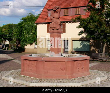 Abt auf dem Marktbrunnen in Weissach Stockfoto