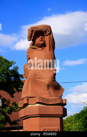 Abt auf dem Marktbrunnen in Weissach Stockfoto