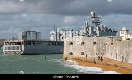 Der United States Navy dock Landung Schiff, die USS Gunston Hall vorbei an den heißen Wänden und runder Turm am Eingang nach Portsmouth Harbour, UK am 11./18. Stockfoto