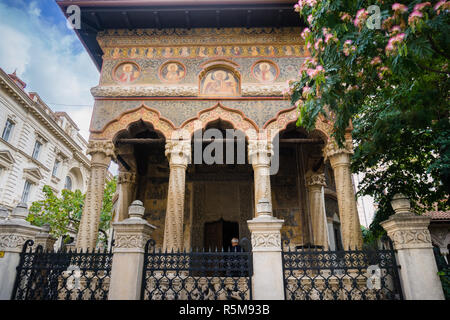 Fassade der Östlichen Orthodoxen Stavropoleos Kirche in der Altstadt von Bukarest, Rumänien Stockfoto