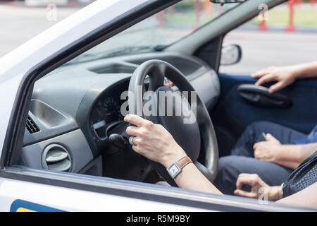 Senior Lernen, ein Auto mit einem Fahrlehrer zu fahren Stockfoto