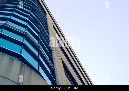 Bürogebäude runde Ecke skyscraper Metall Fenster und Beton Stockfoto