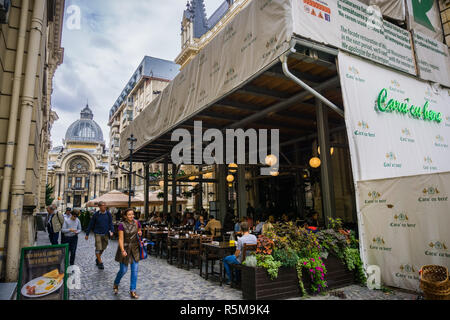 September 22, 2017, Bukarest/Rumänien - Sitzgelegenheiten im Freien an Caru' cu bere Traditionelle rumänische Restaurant in der Altstadt Innenstadt; CEC Bank histor Stockfoto