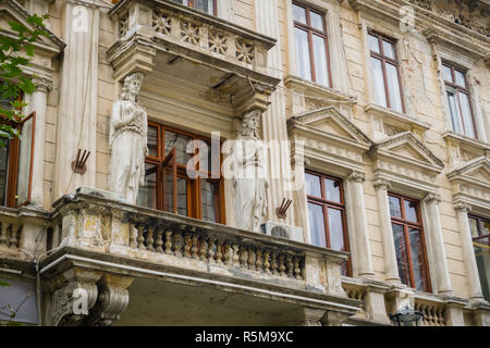 Beschädigte Fassade des alten Gebäudes mit Ornamentalen Elementen in der Altstadt, in der Innenstadt von Bukarest, Rumänien Stockfoto