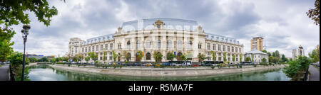 September 22, 2017, Bukarest/Rumänien - Panoramablick auf Palast der Justiz in der Innenstadt von Bukarest im Fluss Dambovita widerspiegelt; dramatische Wolkenhimmel in Stockfoto