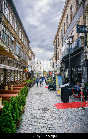 September 22, 2017, Bukarest/Rumänien - Straße mit Bars und Restaurants in der Altstadt aufgereiht Stockfoto