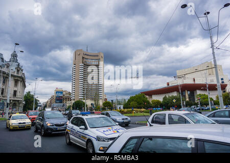 September 22, 2017, Bukarest/Rumänien - intensiven Verkehr in Universitätsplatz, in der Innenstadt von Bukarest an einem bewölkten Tag; Intercontinental Hotel und die Stockfoto