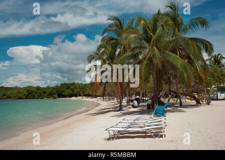 Weißer Sand, Palmen und türkisblaues Wasser. Die privaten Playa Azul ist ein tropisches Paradies Strand, Teil der Isla Barú. Cartagena de Indias, Kolumbien. Okt 2018 Stockfoto