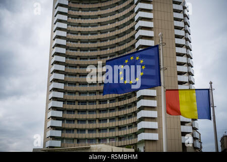 September 22, 2017, Bukarest/Rumänien - die Rumänische und die Europäische Union Flaggen vor Intercontinental Hotel in Univestitatii Square angehoben Stockfoto