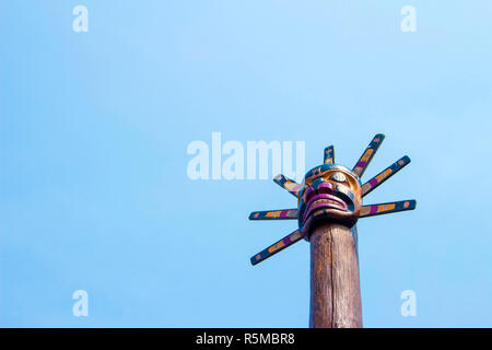 Totem Pole in Kanada, blauer Himmel Stockfoto