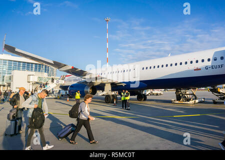 September 23, 2017, Bukarest/Rumänien - die Menschen an Bord einen British Airways Flugzeuge am Flughafen Otopeni in den frühen Morgenstunden Stockfoto