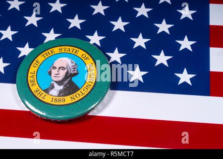 London, Großbritannien - 15 November 2018: ein Abzeichen, das Siegel des Staates Washington, dargestellt über die Flagge der Vereinigten Staaten von Amerika. Stockfoto
