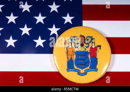 London, Großbritannien - 15 November 2018: Das Wappen des Staates New Jersey, dargestellt über die Flagge der Vereinigten Staaten von Amerika. Stockfoto