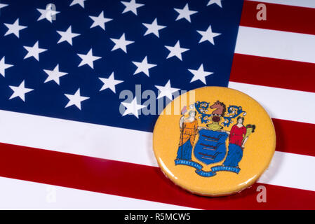 London, Großbritannien - 15 November 2018: Das Wappen des Staates New Jersey, dargestellt über die Flagge der Vereinigten Staaten von Amerika. Stockfoto