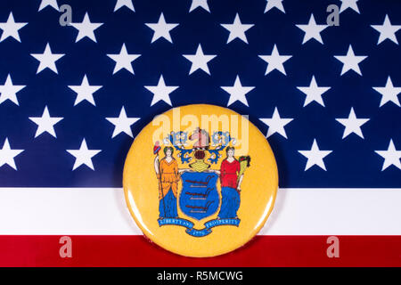 London, Großbritannien - 15 November 2018: Das Wappen des Staates New Jersey, dargestellt über die Flagge der Vereinigten Staaten von Amerika. Stockfoto