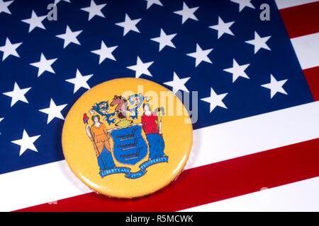 London, Großbritannien - 15 November 2018: Das Wappen des Staates New Jersey, dargestellt über die Flagge der Vereinigten Staaten von Amerika. Stockfoto