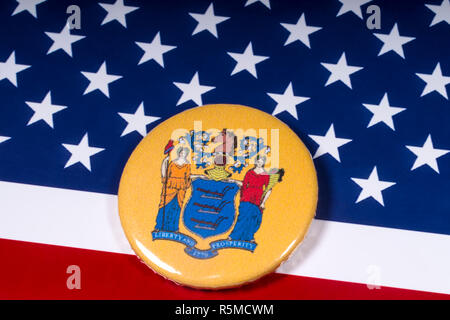 London, Großbritannien - 15 November 2018: Das Wappen des Staates New Jersey, dargestellt über die Flagge der Vereinigten Staaten von Amerika. Stockfoto