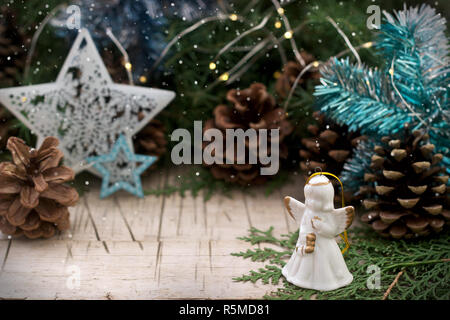 Winter Zusammensetzung mit Zweigen von Juniper und thuja und Weihnachten Spielzeug auf einer hölzernen Hintergrund. Im rustikalen Stil. Stockfoto