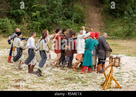 ASENVOGRAD, Bulgarien - 25. Juni 2016 - Mittelalterfest in Asenovgrad Neuerstellung der Leben der Bulgaren während des Mittelalters. Mann zeigt ein Atta Stockfoto