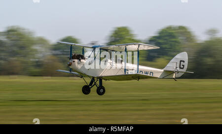 Biggleswade, Großbritannien - 6. Mai 2018: Eine 1928 De Havilland DH 60X Motten vintage Doppeldecker Landung am Flugplatz Stockfoto