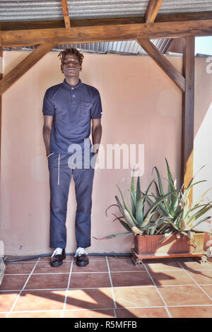 In voller Länge Porträt eines attraktiven schwarzen Kerl Stockfoto