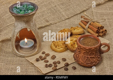 Essen Foto von Frühstück mit einer Tasse türkischen Kaffee, Kekse und Kerzen in der Aromalampe. Es ist ein natürliches und gesundes Essen für Kinder und Erwachsene. Stockfoto
