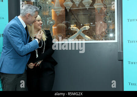 NEW YORK, NY - 17. April: Autor/Regisseur Baz Luhrmann und Kostüm- und Production Designer Catherine Martin nehmen an der Enthüllung von Windows den 'großen Gatsby' bei Tiffany & Co. am 17. April 2013 in New York City. (Foto von Steve Mack/S.D. Mack Bilder) Stockfoto