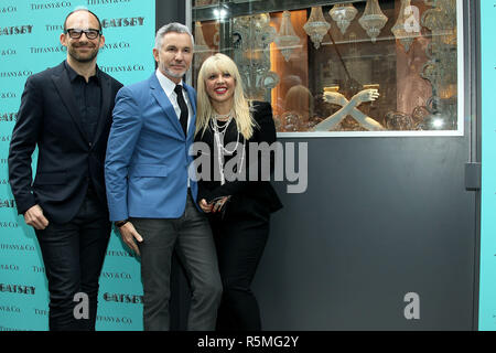 NEW YORK, NY - 17. April: Vice President von Tiffany & Co. Creative Visual Merchandising Richard Moore, Autor/Regisseur Baz Luhrmann und Kostüm- und Production Designer Catherine Martin nehmen an der Enthüllung von Windows den 'großen Gatsby' bei Tiffany & Co. am 17. April 2013 in New York City. (Foto von Steve Mack/S.D. Mack Bilder) Stockfoto