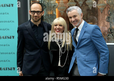 NEW YORK, NY - 17. April: Vice President von Tiffany & Co. Creative Visual Merchandising Richard Moore, Kostüm- und Production Designer Catherine Martin und Autor/Regisseur Baz Luhrmann nehmen an der Enthüllung von Windows den 'großen Gatsby' bei Tiffany & Co. am 17. April 2013 in New York City. (Foto von Steve Mack/S.D. Mack Bilder) Stockfoto