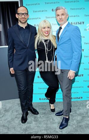 NEW YORK, NY - 17. April: Vice President von Tiffany & Co. Creative Visual Merchandising Richard Moore, Kostüm- und Production Designer Catherine Martin und Autor/Regisseur Baz Luhrmann nehmen an der Enthüllung von Windows den 'großen Gatsby' bei Tiffany & Co. am 17. April 2013 in New York City. (Foto von Steve Mack/S.D. Mack Bilder) Stockfoto