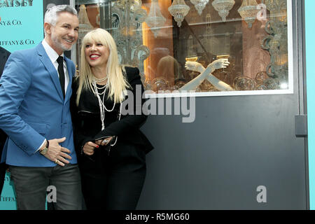 NEW YORK, NY - 17. April: Kostüm- und Production Designer Catherine Martin und Autor/Regisseur Baz Luhrmann nehmen an der Enthüllung von Windows den 'großen Gatsby' bei Tiffany & Co. am 17. April 2013 in New York City. (Foto von Steve Mack/S.D. Mack Bilder) Stockfoto