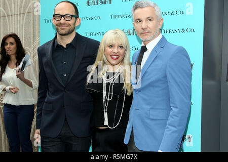 NEW YORK, NY - 17. April: Vice President von Tiffany & Co. Creative Visual Merchandising Richard Moore, Kostüm- und Production Designer Catherine Martin und Autor/Regisseur Baz Luhrmann nehmen an der Enthüllung von Windows den 'großen Gatsby' bei Tiffany & Co. am 17. April 2013 in New York City. (Foto von Steve Mack/S.D. Mack Bilder) Stockfoto